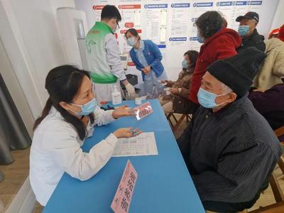 長(zhǎng)寧區(qū)學(xué)雷鋒義診活動(dòng)如火如荼，健康信息咨詢溫暖人心